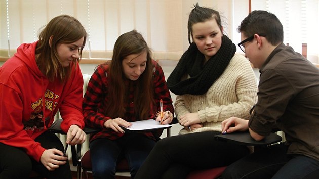 Studenti Crkevn zkladn koly ve Vesel nad Moravou se o korupci uili pomoc aktulnch ppad i praktickch ukzek.