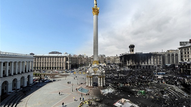 Celkový pohled na Námstí nezávislosti v Kyjev - srovnání 2009 a 2014