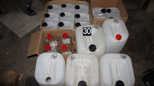 Policist nalezli 42 plastovch kanystr o objemu esti litr s obsahem vodky jemn a 660 sklennch lahv o obsahu 0, 42 litru vodky jemn od vrobce Likrka Drak.