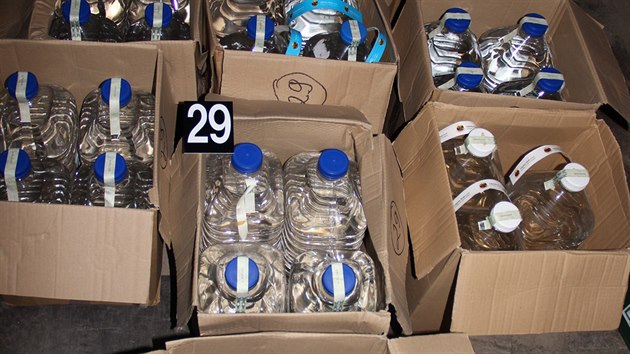 Policisté nalezli 42 plastových kanystrů o objemu šesti litrů s obsahem vodky jemné a 660 skleněných lahví o obsahu 0, 42 litru vodky jemné od výrobce Likérka Drak.