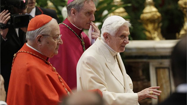 Konzistoe ve vatiknsk bazilice svatho Petra se pekvapiv zastnil i bval pape Benedikt XVI. Ten se pitom od sv losk rezignace na veejnosti neukzal. (22. nora 2014)