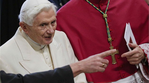 Konzistoe ve vatiknsk bazilice svatho Petra se pekvapiv zastnil i bval pape Benedikt XVI. Ten se pitom od sv losk rezignace na veejnosti neukzal. (22. nora 2014)