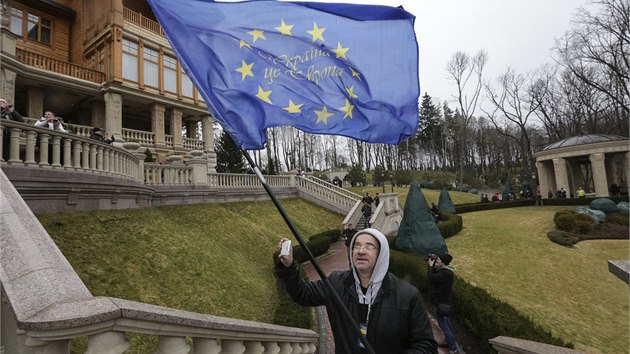 Kdy demonstranti zjistili, e arel bhem noci opustila prezidentsk ochranka, vytvoili si vlastn a pozemky zpstupnili veejnosti. Na rozshl pozemky pustili i mstn a novine.