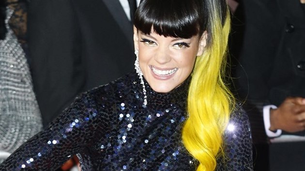 Lily Allen pila nejdv v tmav modrch atech.