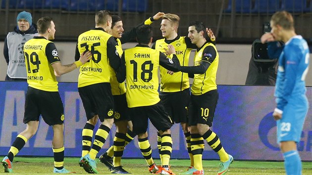 Radost fotbalist Borussie Dortmund v utkn proti Zenitu Petrohrad. 