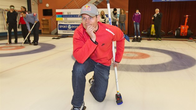 Tom Kraus pi exhibinm curlingovm turnaji. 
