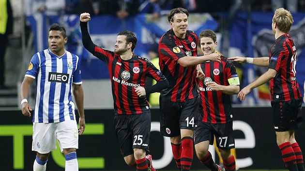 Radost fotbalist Eintrachtu Frankfurt v utkn proti FC Porto. 