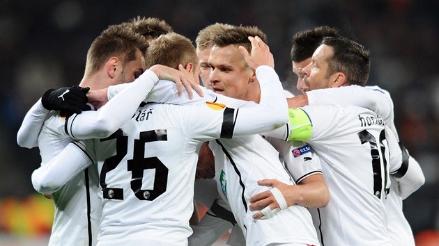Plzetí fotbalisté se radují z gólu v zápase Evropské ligy proti achtaru