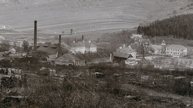Pohled na areál skláren v Květné na nedatované archivní  fotografii.
