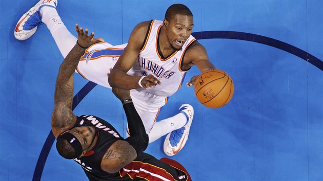 Kevin Durant (vpravo) z Oklahomy to pes brncho LeBrona Jamese z Miami.