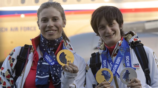 Olympijsk vtzky Eva Samkov (vlevo) a Martina Sblkov pzuj  s medailemi po pletu prvn sti esk vpravy na letit Praha-Kbely.