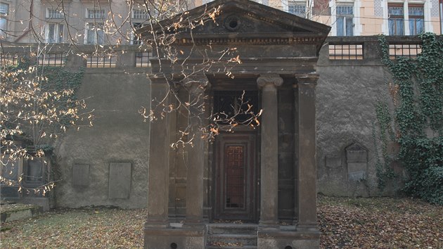 Dky Luku Jaovi byla vyeena zhada przdn hrobky na estnm mst Malostranskho hbitova, nesouc npis Familie Haas.