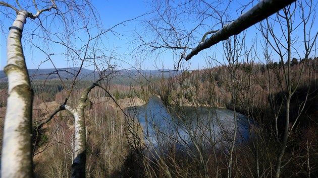 Zatopený čedičový lom u Jindřichovic tamní obyvatelé a turisté považují za perlu Krušných hor.