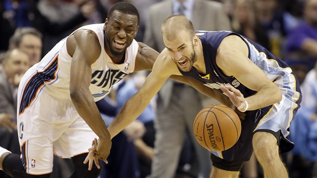 Nick Calathes (vpravo) z Memphisu unik Kembovi Walkerovi z Charlotte.