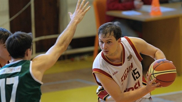 Marek Vkruta (vpravo) ze Sr Psek peml, kudy kolem Jakuba Zavadila z Basketu Koe.