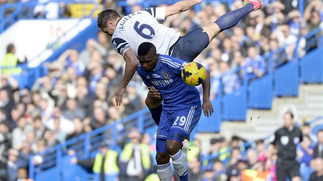 POZOR NA RUKU! Phil Jagielka z Evertonu (v blm zdy) si vyskoil do vzduchu pro m, ten ale nezskal ideln, blzko k nmu m i Samuel Eto'o z Chelsea.