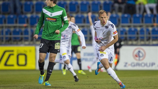 JEDIN STELEC. V utkn Slovcka (bl) s Jabloncem skroval jedin hr - Jakub Petr (vpravo), a to u v prvn ptiminutovce.