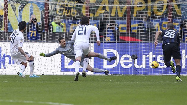 NEMLIL SE. Chilsk tonk Cagliari Mauricio (vlevo) Pinilla suvernn promnil penaltu v duelu proti Interu Miln.