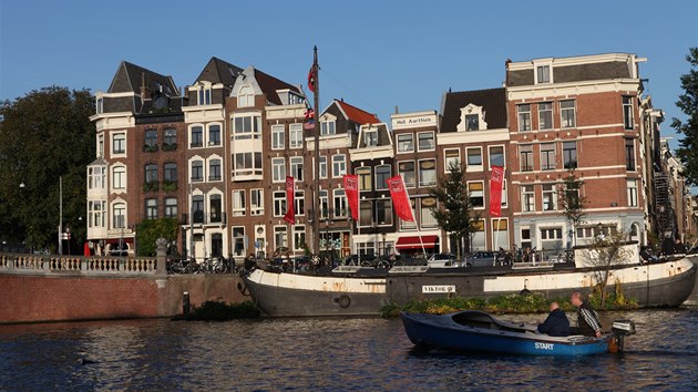 V Amsterdamu bydl stovky rodin na vod v hausbtech. Spousta dom i lod nem na oknech zclony a bn tak vidte a do obvacch pokoj.
