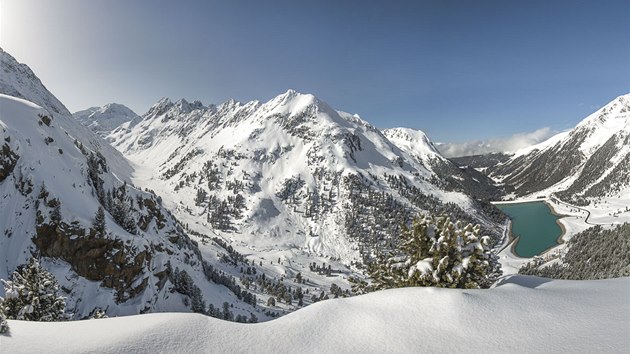 Panorama z Khtai. Vpravo dole je vidt silnice, propojujc ob stediska.