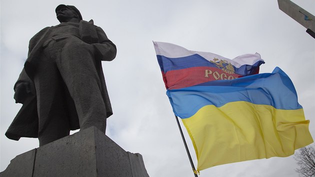 Ukrajinsk a rusk vlajka vlaj u sochy Vladimira Iljie Lenina v Doncku. Podobn pamtnk stoj tak v Charkov. 