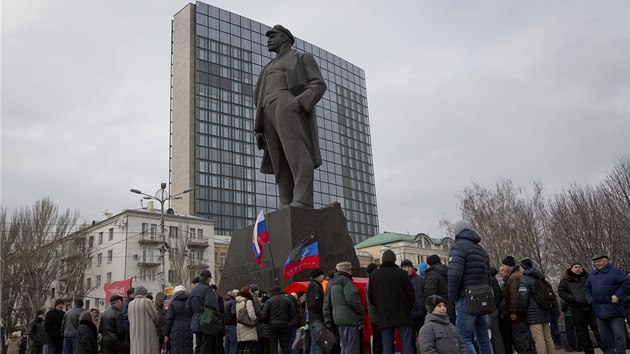 Lid se seli ped sochou Vladimira Lenina v Doncku. 