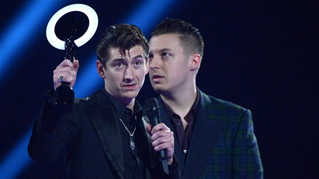 Arctic Monkeys na Brit Awards 2013 triumfovali s deskou AM. Stali se kapelou roku, kter natoila album roku.
