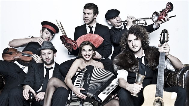 V kapele Molotov Jukebox zpv Natalie Tena znm jako hereka z Harryho Pottera i Her o trny.