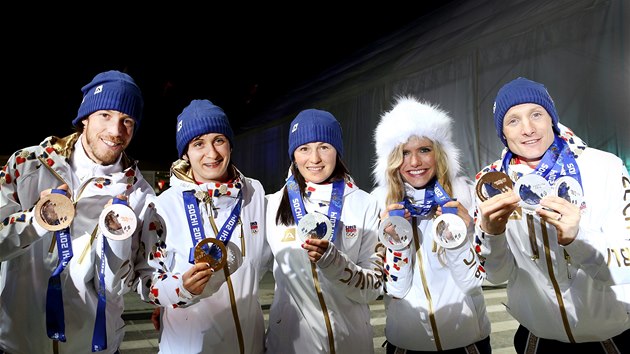 MEDAILOV SMR. Rychlobruslaka Martina Sblkov (druh zleva) a biatlonist Jaroslav Soukup, Veronika Vtkov, Gabriela Soukalov a Ondej Moravec s medailemi, kter vybojovali na olympijskch hrch v Soi.