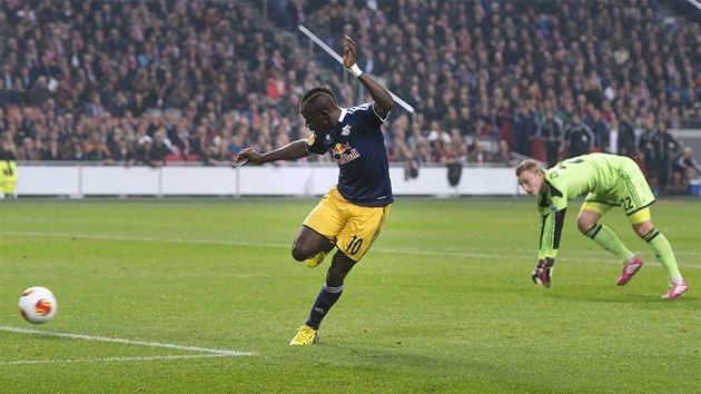 DO PRZDN BRNY. Sadio Mane ze Salcburku skruje na hiti Ajaxu Amsterdam.