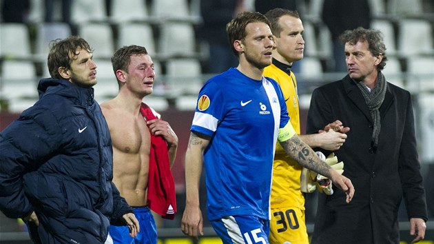 KONEC. Fotbalist Liberce se lou s Evropskou ligou. Vladimr Coufal (druh zleva) opustil hit Alkmaaru v slzch, spolu s nm jdou Marek Jarolm, Radoslav Kov a brank Luk Hroo.