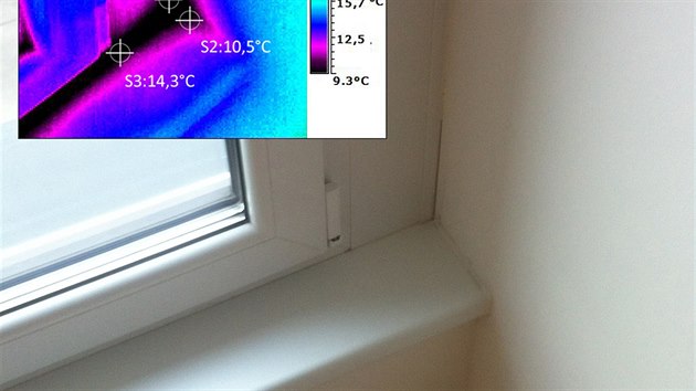 Okno s rozenm profilem pi termoviznm pohledu. Na hranch profilu a sti ostn jsou patrn msta s nadmrnm nikem tepla.