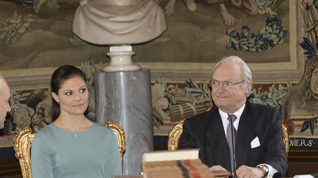 vdsk krl Carl XVI. Gustaf a korunn princezna Victoria ped kabinetem oznmili jmno a titul dcery princezny Madeleine (26. nora 2014).