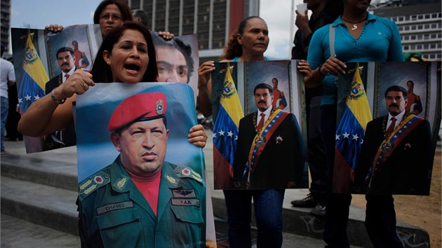 Pznivci prezidenta Nicolase Madura ve stedu demonstrovali vybaveni fotografiemi jeho a pedelho prezidenta Huga Chaveze. (20. 2. 2014)