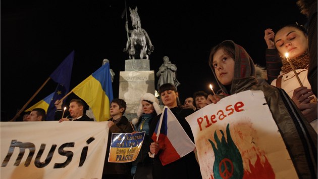 Na prask Vclavsk nmst pily kyjevsk demonstranty podpoit stovky jejich krajan, kte volali po demisi prezidenta Janukovye. (20. 2. 2014)