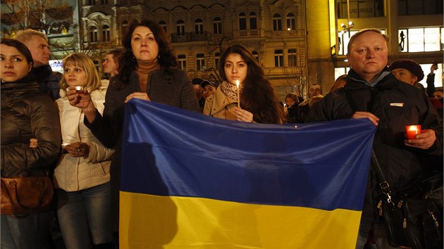 Na prask Vclavsk nmst pily kyjevsk demonstranty podpoit stovky jejich krajan, kte volali po demisi prezidenta Janukovye. (20. 2. 2014)