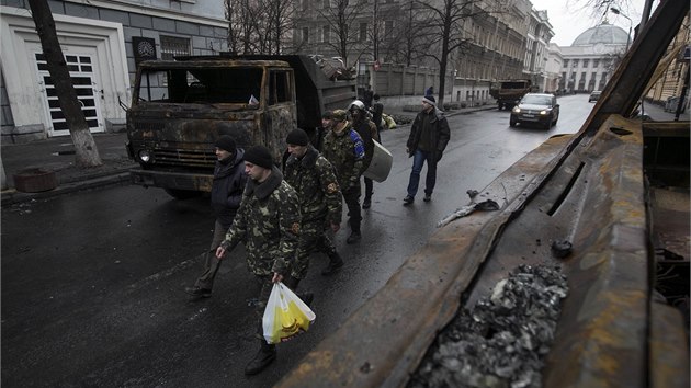 Kyjev se probudil do relativn klidnho rna. V centru vak zstvaj demonstranti. Okupovan objekty i stany na Majdanu jsou stle pln lid, kte po vzruench dnech konfrontace odpovaj a dopluj zsoby. (23. 2. 2014)