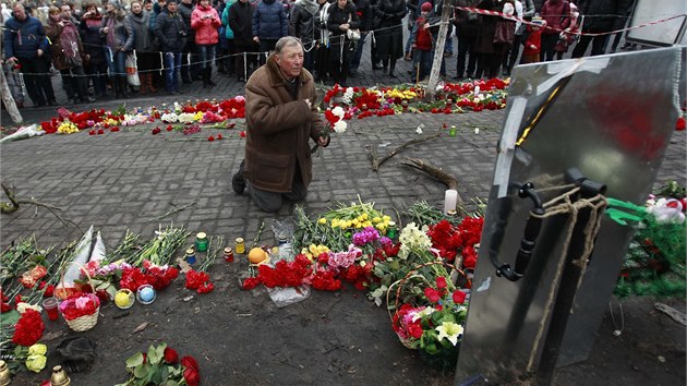 Zatímco v ukrajinském parlamentu politici od rána jednají, lidé v ulicích oplakávají oběti krvavých nepokojů uplynulých dní. (23. 2. 2014)