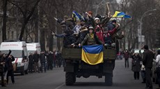 Radost protivládních demonstrant� v ulicích Kyjeva (22. února 2014)