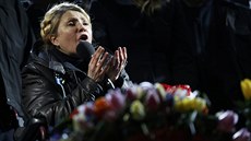 Julija Tymoenková ení na kyjevském Majdanu (22. února 2014)
