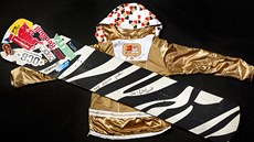 Olympijská bunda a snowboard z minulé sezony - vci, které darovala Eva Samková.