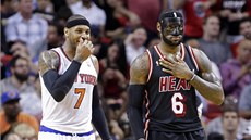 Carmelo Anthony (vlevo) z New York Knicks a LeBron James z Miami vypadají,