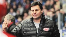 Slávistický kou Vladimír Rika v extraligovém zápase proti Plzni.