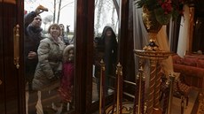 Lidé nahlíejí do Janukovyova sídla.