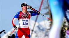 Lukáš Bauer se občerstvuje během olympijského závodu na 50 km s hromadným