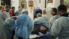 Zdravotníci pomáhají zranným demonstrantm v Chrámu svatého Michala nedaleko...