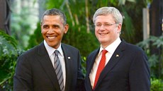 Kanadský premiér Stephen Harper (vpravo) se vsadil s americkým prezidentem...