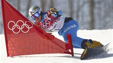 Rakouský snowboardista Benjamin Karl při osmifinálové jízdě v paralelním