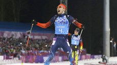 Momentka ze závodu biatlonist na olympijských hrách v Soi. 