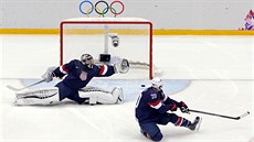 Americký gólman Jonathan Quick se otá�í za st�elou, kterou do odkryté branky...